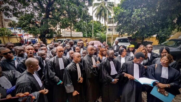 Des-magistrats-grevistes-reunis-pour-un-sit-in-devant-la-Cour-supreme-a-Conakry-le-15-septembre-2023.jpeg