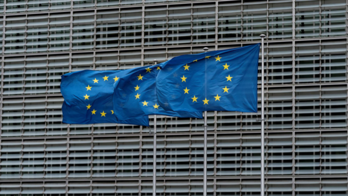 des-drapeaux-de-l-union-europeenne-devant-le-siege-de-la-commission-europeenne-a-bruxelles-le-16-oct.png