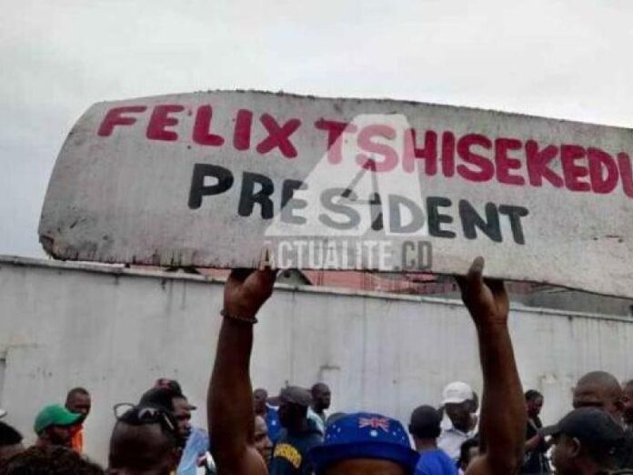 Les20militants20UDPS20brandissant20un20calicot20de20Tshisekedi.jpeg