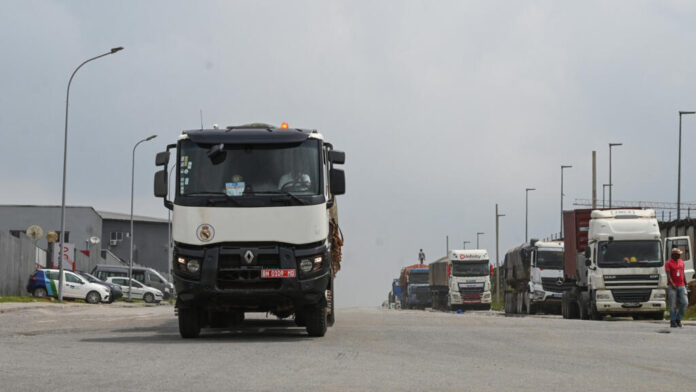 Un-camion-en-provenance-du-Mali-quitte-la-zone-industrielle-d-Abidjan-apreCC80s-avoir-chargeCC81.jpeg