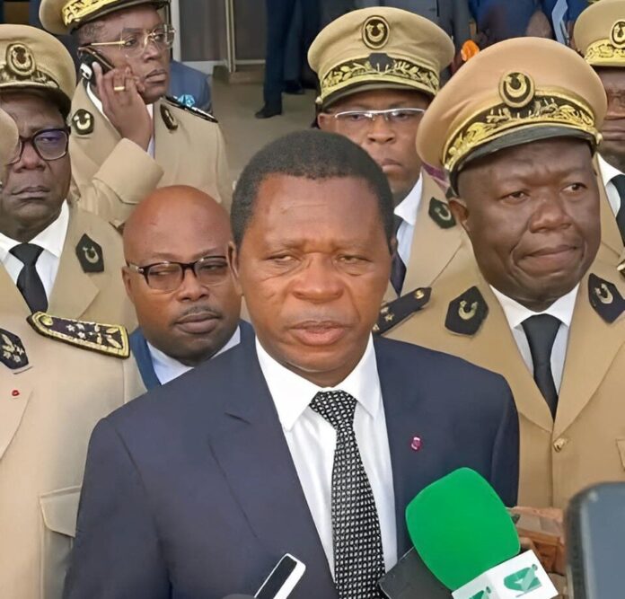 Paul-Atanga-Nji-devant-la-presse-a-Douala-entoure-des-autorite-administratives-fotor-enhance-2025092.jpeg
