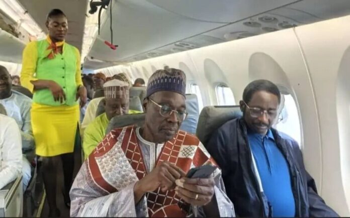 Issa-Thiroma-Bakary-dans-lavion-e1759911036648.jpg