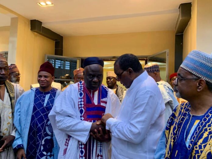 Philippe-Mbarga-Mboa-et-les-Ressortissants-du-Grand-Nord-a-Douala.jpg
