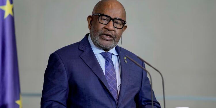 Le dirigeant des Comores accorde de originaux maîtrises à son juvénile