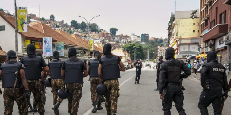 Couple colonels inculpés envers canevas de « affaiblir le corse » à Madagascar