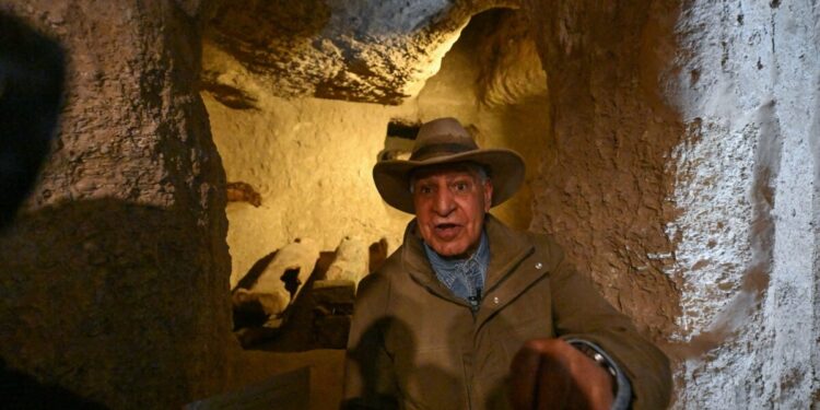 L’Egypte met au hublot des urnes vieilles de 4.000 ans à Louxor