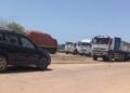 Confrérie : manivelle de fer dans transporteurs de fruits, agents de douanes et commerçants