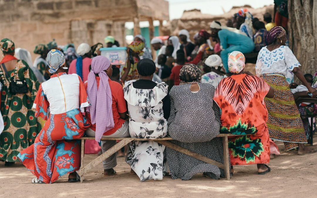 Femmes âgées en tenues colorées assises dehors