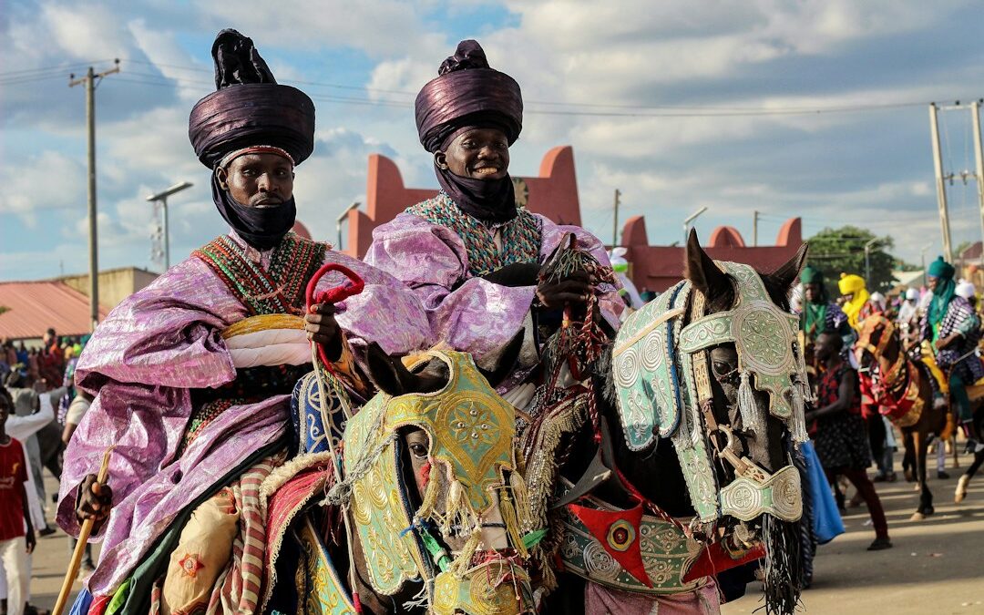 Cavaliers en tenue traditionnelle lors d’une parade équestre en Afrique de l’Ouest