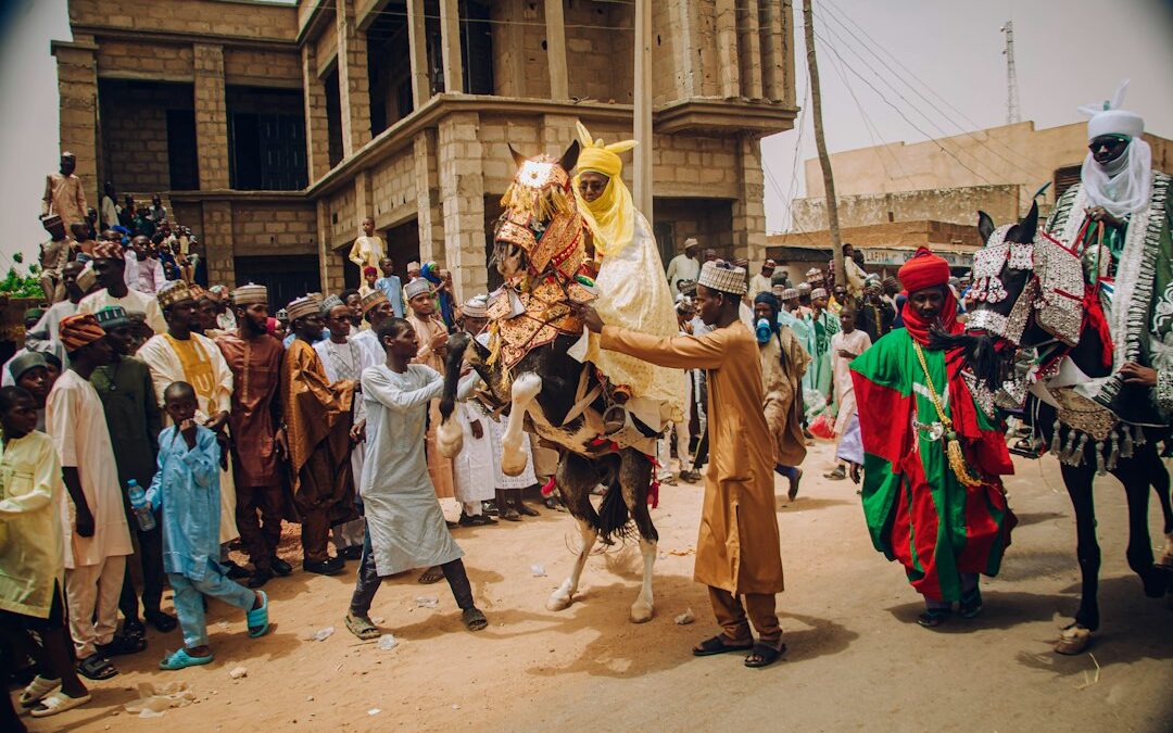 Un cheval et des passants dans une rue au Nigeria (photo d’illustration)