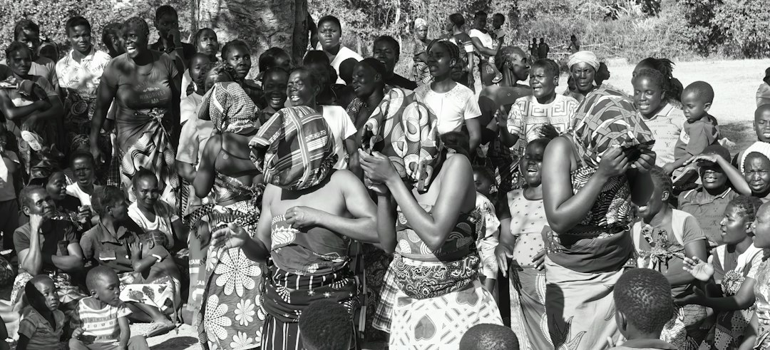 Rassemblement de familles en plein air dans un village africain