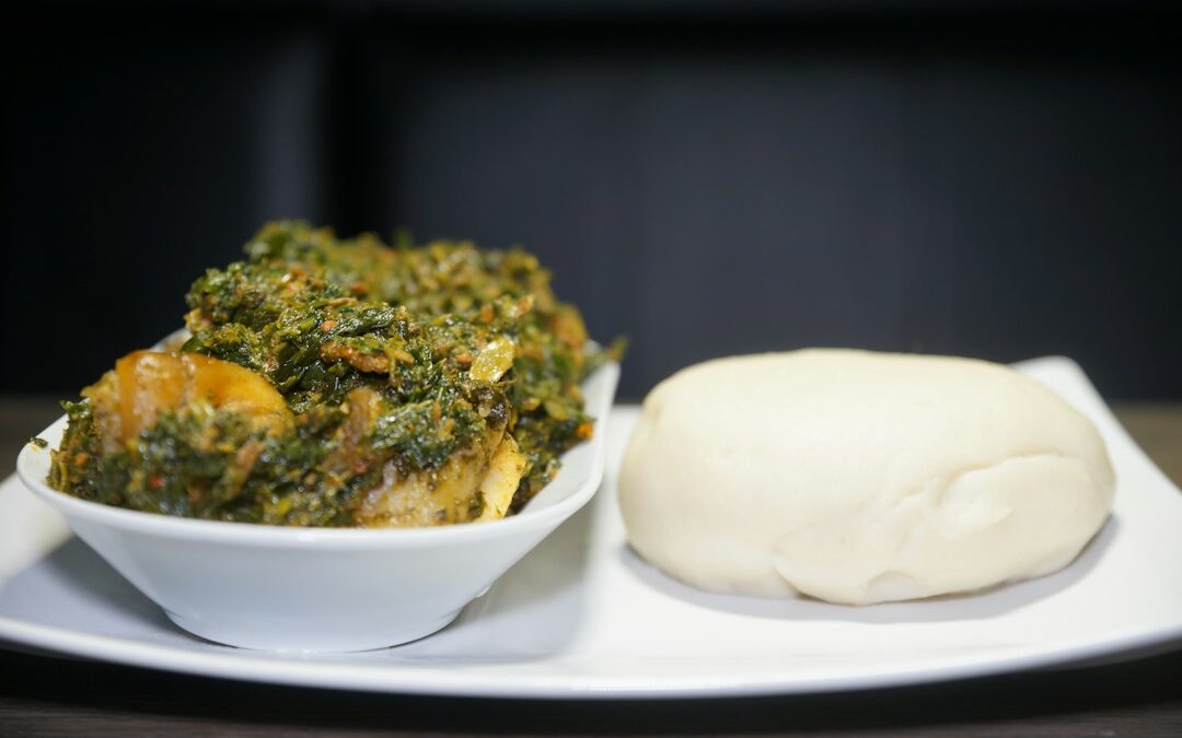Plat africain de sauce aux feuilles vertes