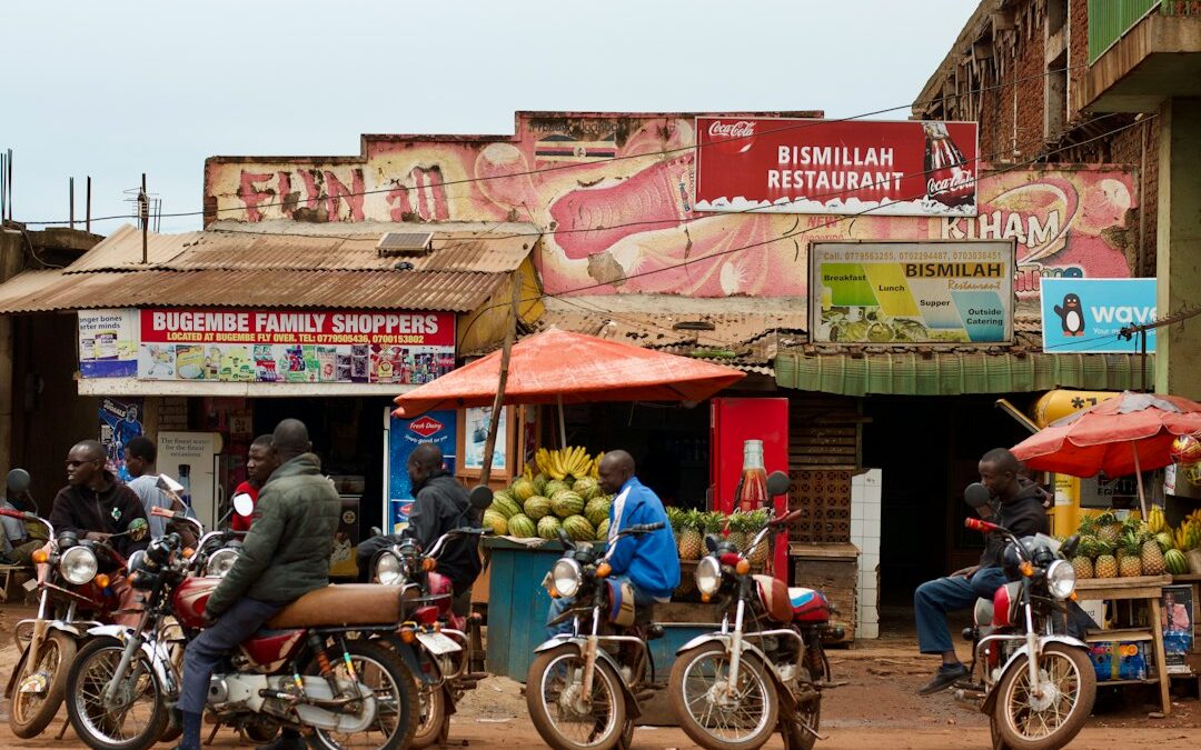 Rue animée d’une ville africaine avec des motos