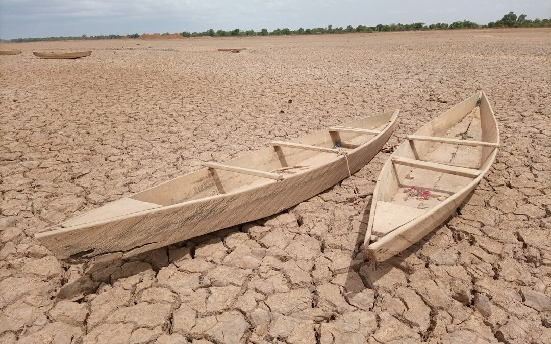 Lac asséché en saison sèche au Burkina Faso, près de Ouagadougou (illustration)