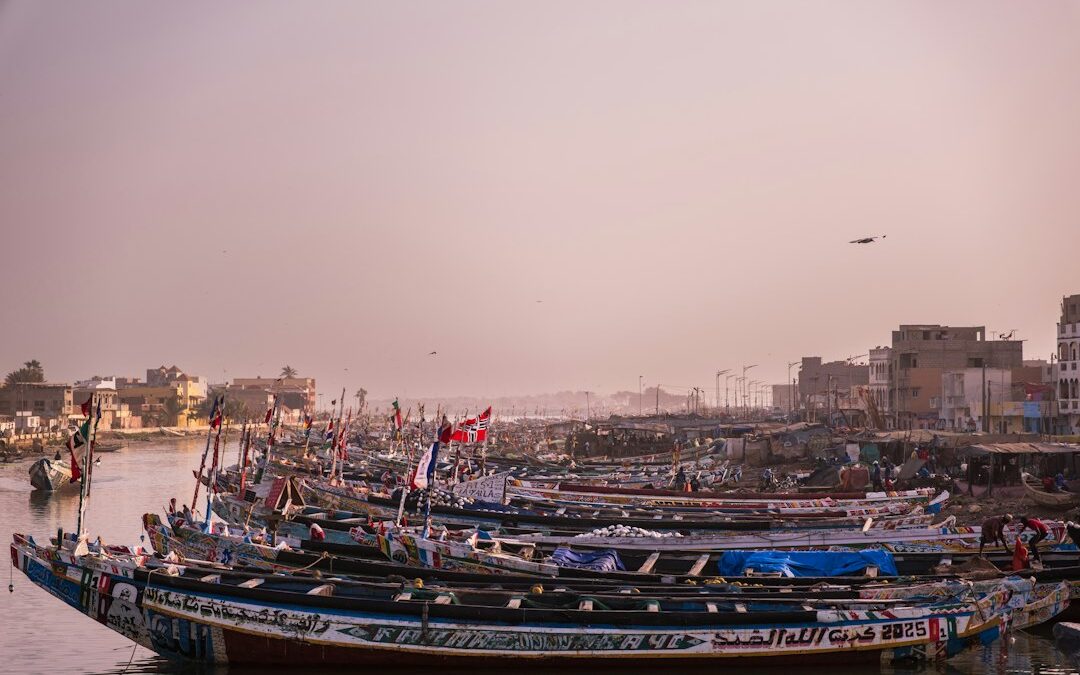 Pirogues colorées sur le fleuve Sénégal à Saint-Louis