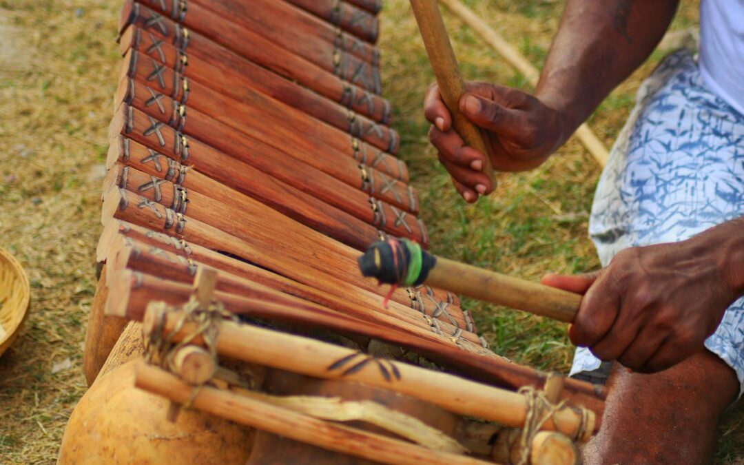 Balafon africain en bois avec ses calebasses de résonance