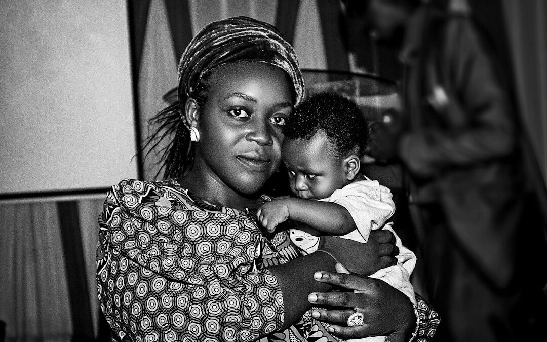 Femme tenant un bébé dans ses bras