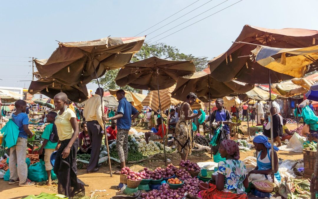 Marché en plein air animé avec des vendeuses et des clients