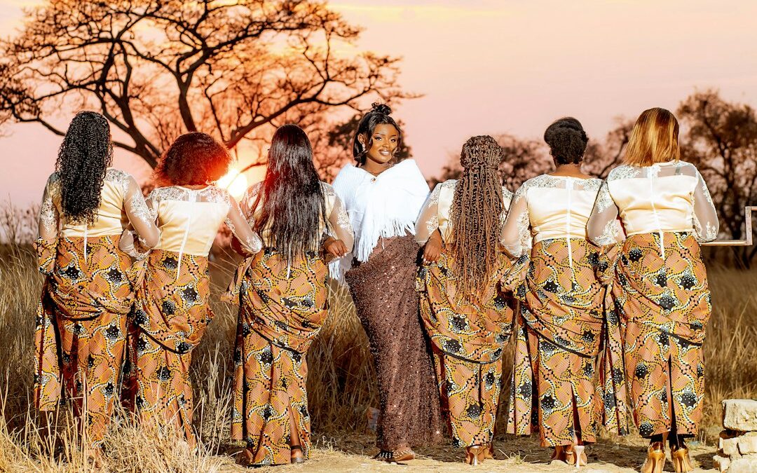 Cérémonie de mariage africaine en tenues traditionnelles