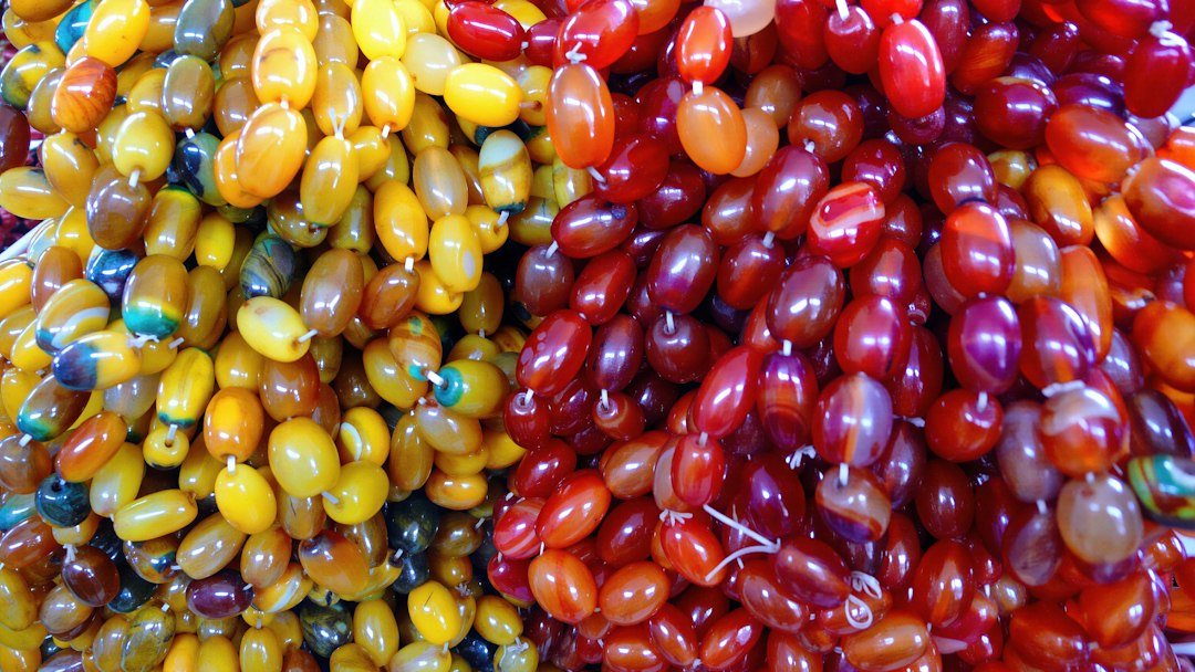 Perles colorées sur un étal de marché, illustration des parures traditionnelles