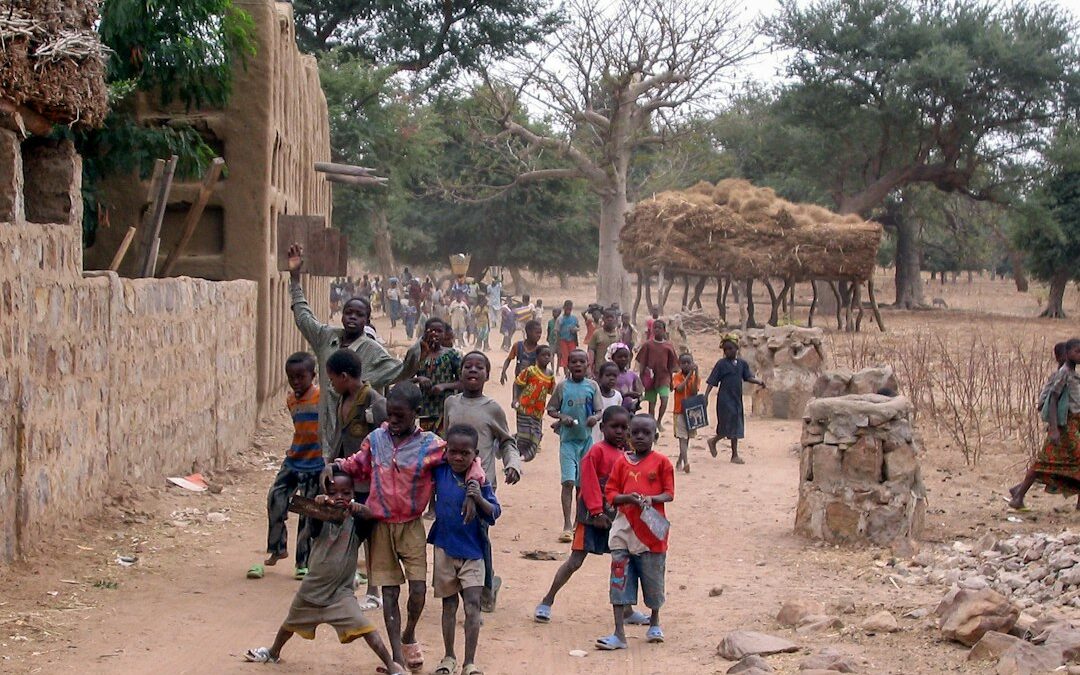 Groupe de personnes marchant sur une piste au Sahel