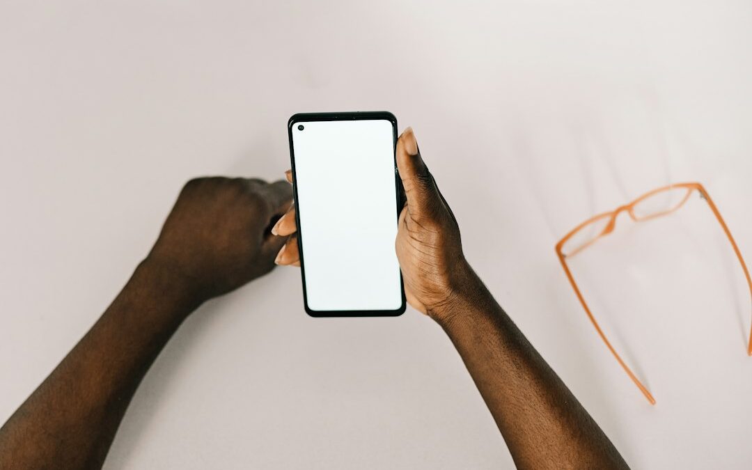Jeune homme utilisant un smartphone