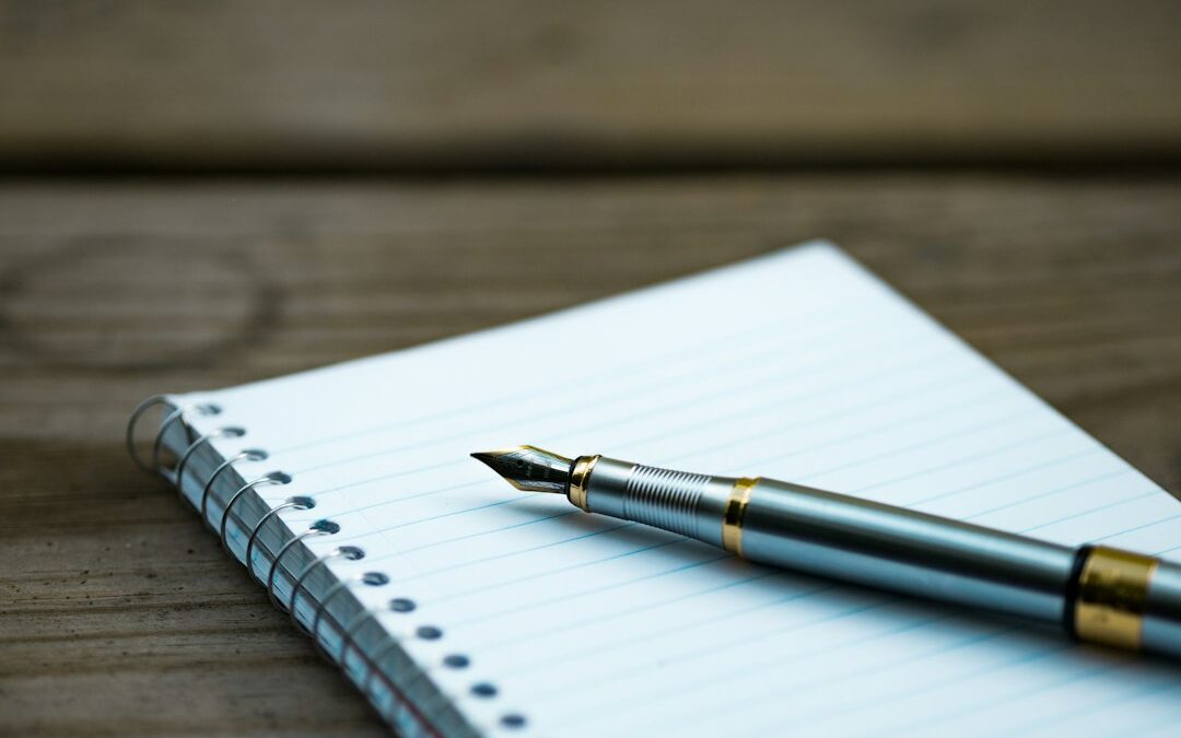 Stylo plume posé sur un cahier, illustration de l’écriture
