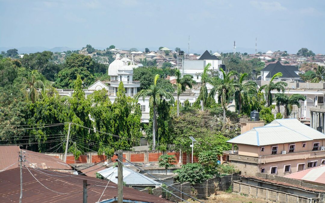 Vue d’une ville nigériane avec ses maisons et ses arbres (photo d’illustration)