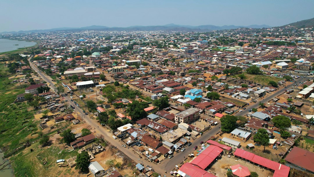Vue aérienne d’une ville du Nigeria traversée par une rivière
