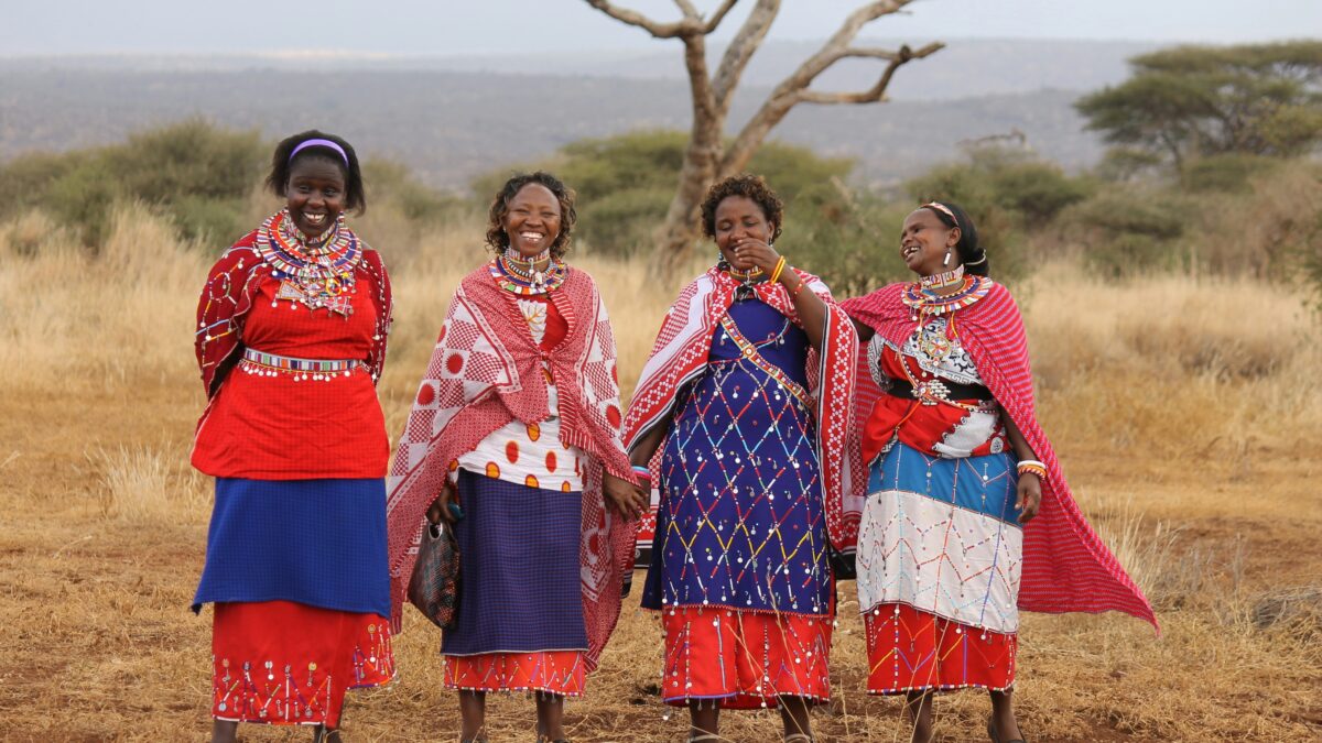 Groupe de femmes maasai en tenues traditionnelles à Amboseli, Kenya